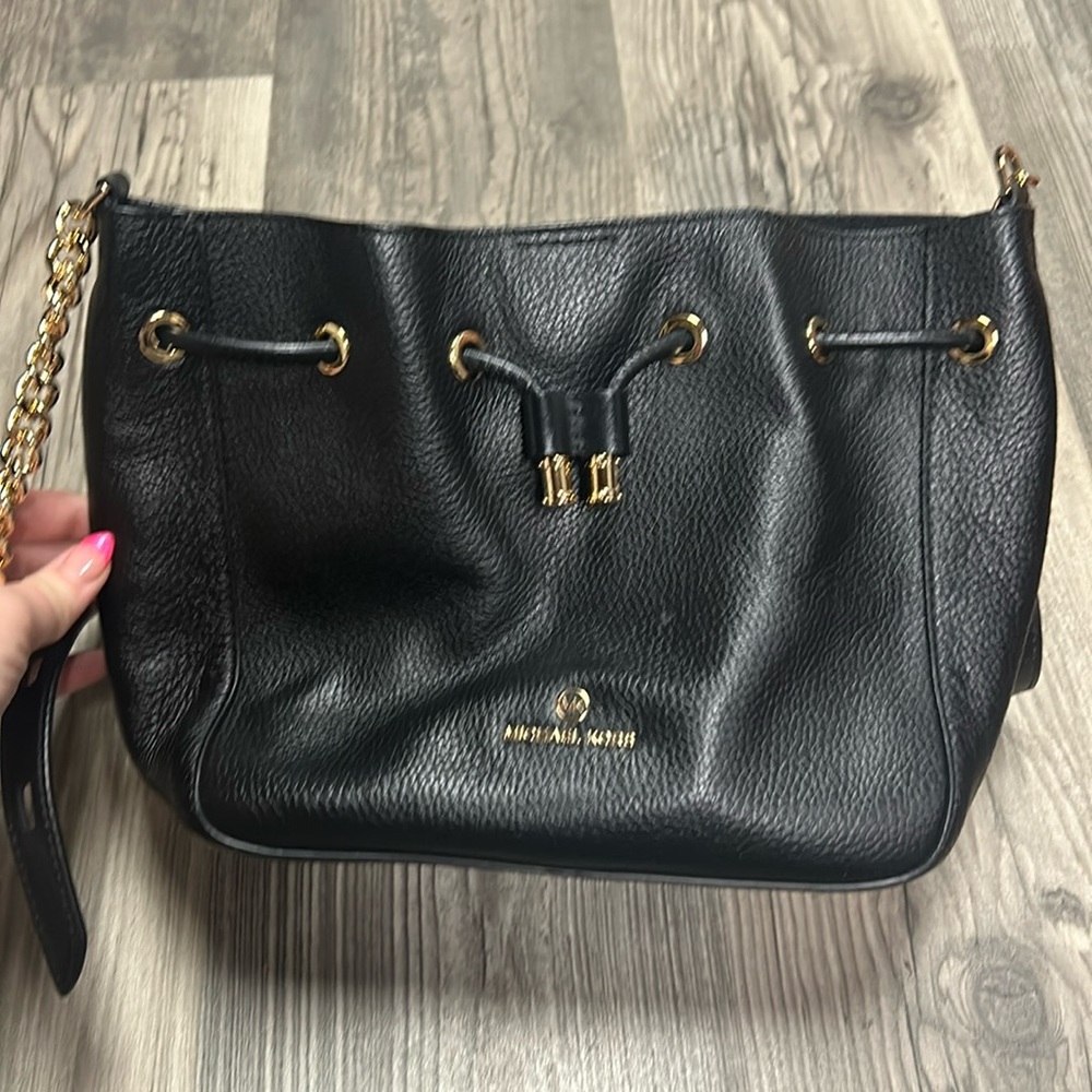 Micheal Kors Medium bucket messenger bag.